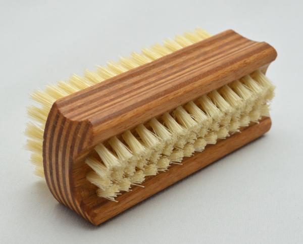 Handwaschbürste Schichtholz mit Griffmulden. 6 und 4 Reihen helle Naturborsten. Bürstenfabrik Keller seit 1869. Handwaschbürste Schichtholz mit Griffmulden. 6 und 4 Reihen helle Naturborsten. Bürstenfabrik Keller seit 1869.